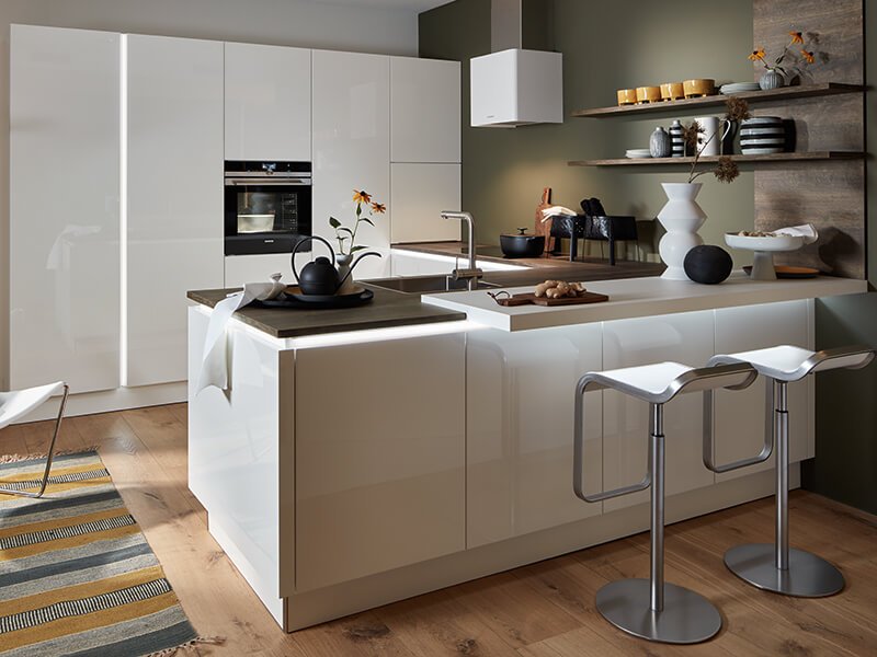 Kücheninsel mit Elektrogeräte hell grau weiß bei Wohn Schick