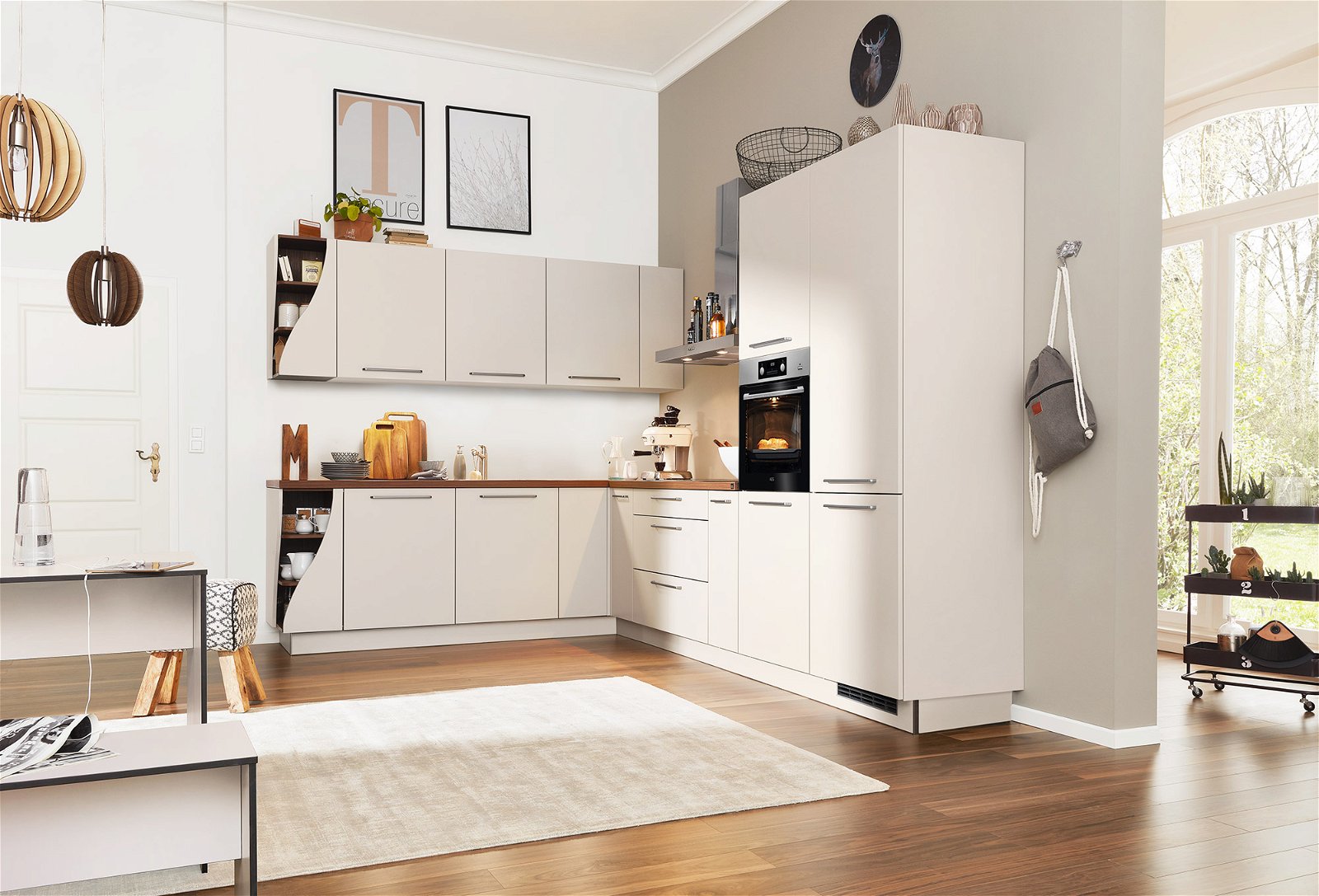 Interliving Küche Weiß mit Elektrogeräten bei Wohn Schick