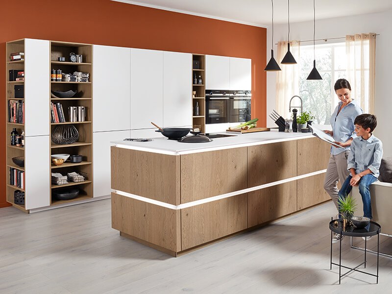 Küche mit Elektrogeräten groß Holz-Optik weiß bei Wohn Schick