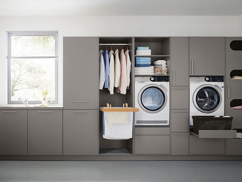 grau Haushalt Raum zum Wäschewaschen mit Garderobe